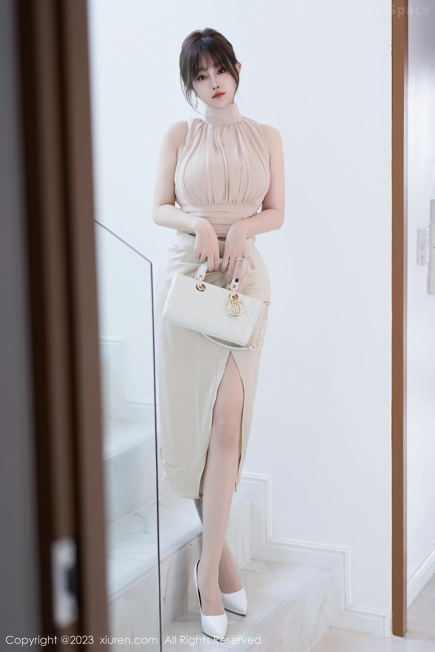 图片[4]-[XiuRen秀人网]2023.05.19 VOL.6768 王雨纯 白色长礼裙与蕾丝内衣加肉丝美腿性感私房写真集-秀人网官方网站